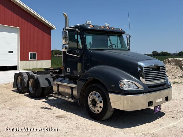 Image of Freightliner Columbia equipment image 2