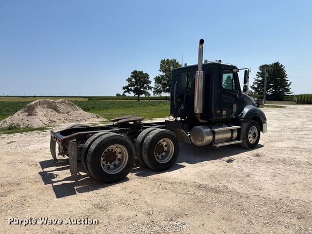 Image of Freightliner Columbia equipment image 4