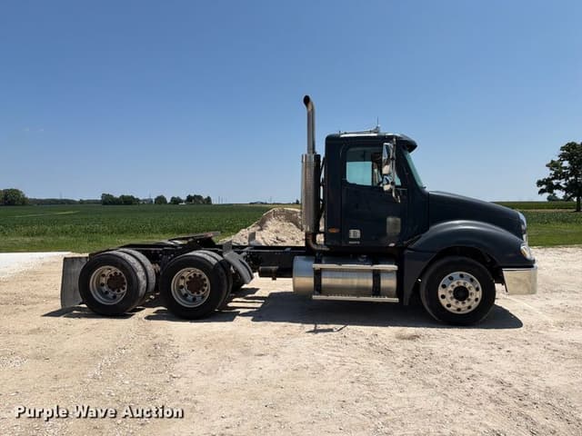 Image of Freightliner Columbia equipment image 3