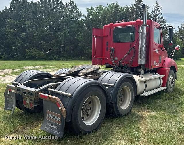Image of Freightliner Columbia equipment image 4