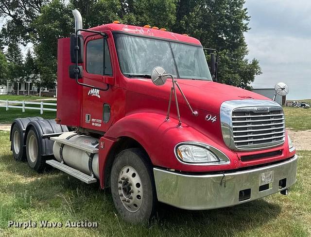 Image of Freightliner Columbia equipment image 2