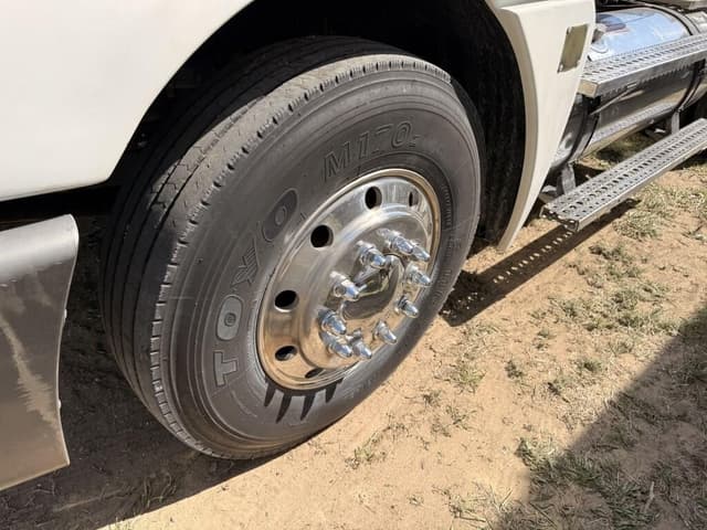 Image of Freightliner Columbia equipment image 3