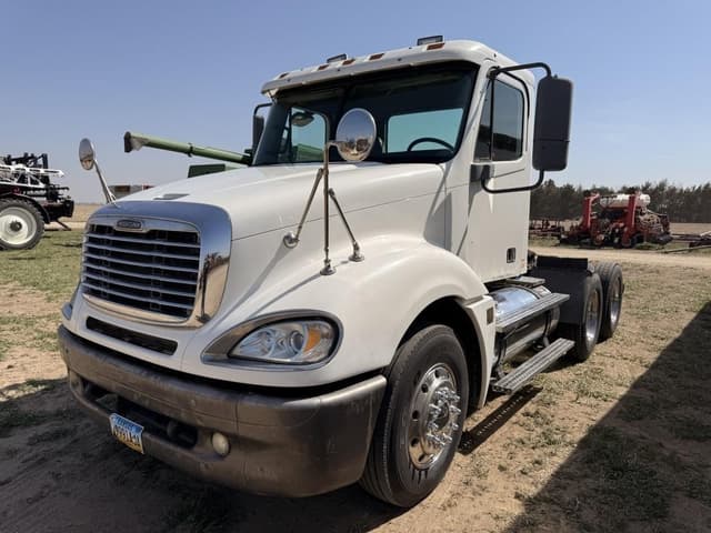 Image of Freightliner Columbia equipment image 2