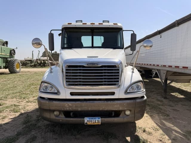 Image of Freightliner Columbia equipment image 1
