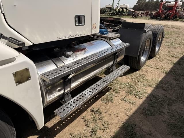 Image of Freightliner Columbia equipment image 4