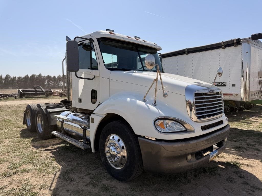 2004 Freightliner Columbia Equipment Image0