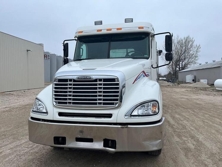Main image Freightliner Columbia 2