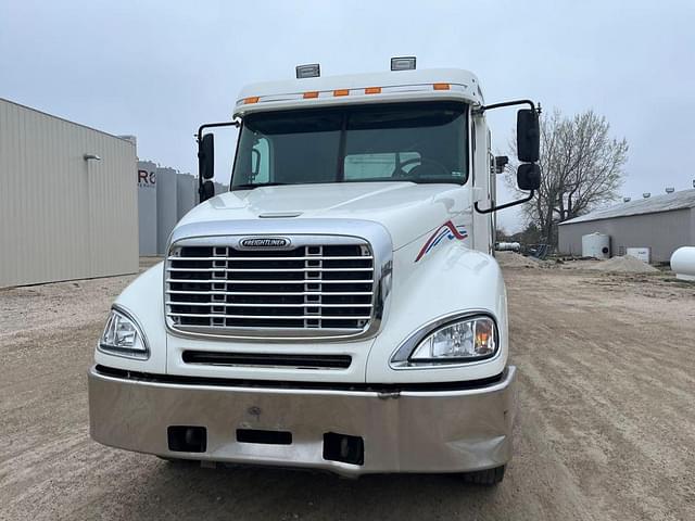 Thumbnail image Freightliner Columbia 2