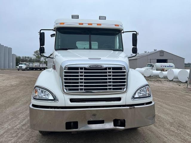 Thumbnail image Freightliner Columbia 3