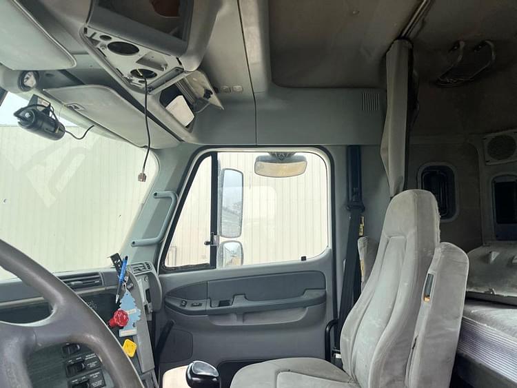 Main image Freightliner Columbia 46