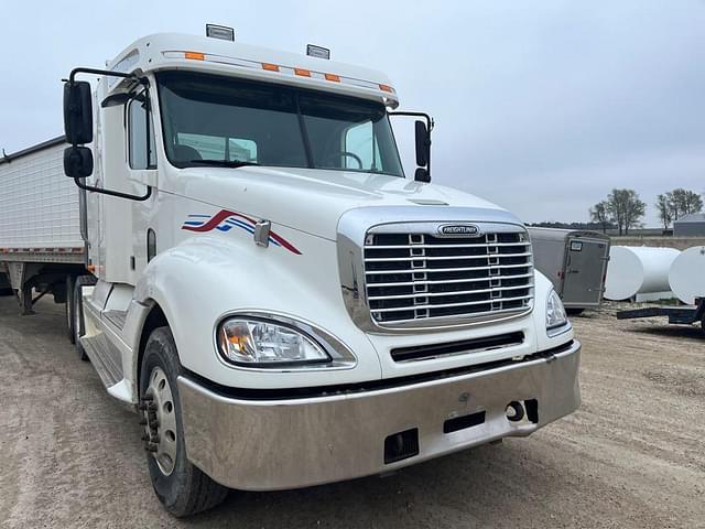 Thumbnail image Freightliner Columbia 4
