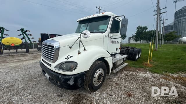 Image of Freightliner Columbia equipment image 2
