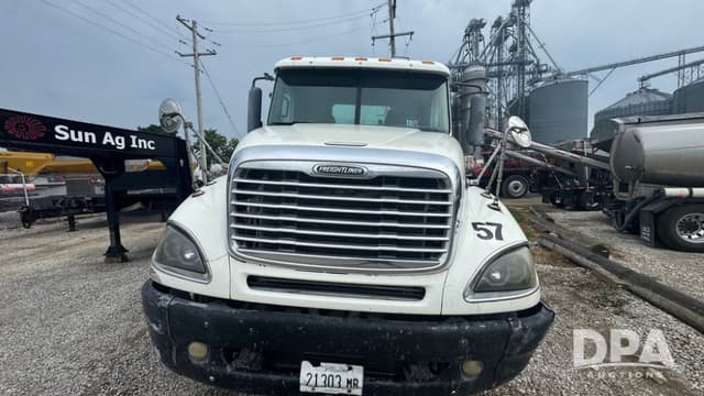 Image of Freightliner Columbia equipment image 4