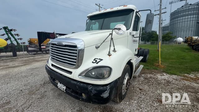 Image of Freightliner Columbia equipment image 1