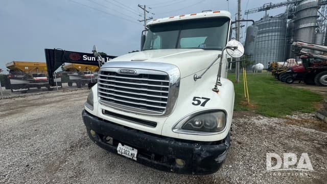 Image of Freightliner Columbia equipment image 3