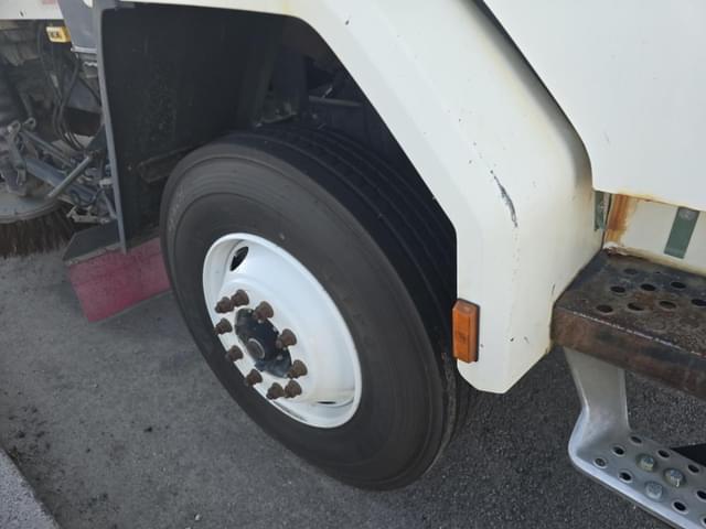 Image of Freightliner FC80 equipment image 3