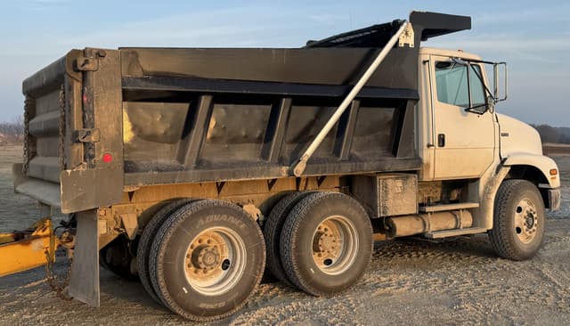 Image of Freightliner FL112 equipment image 2