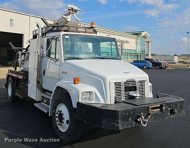 Image of Freightliner FL70 equipment image 2