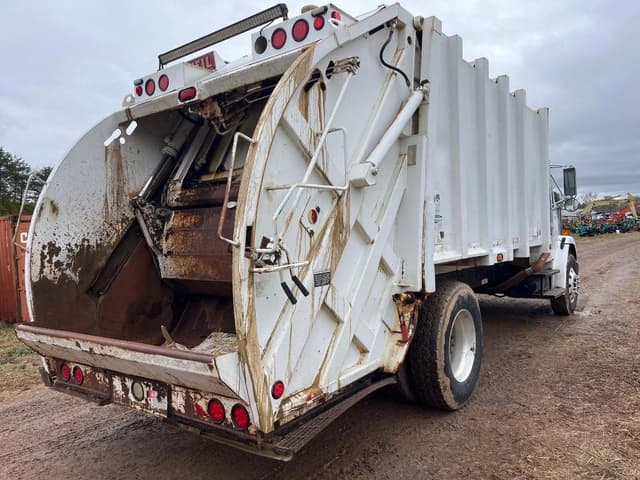 Image of Freightliner FL70 equipment image 4