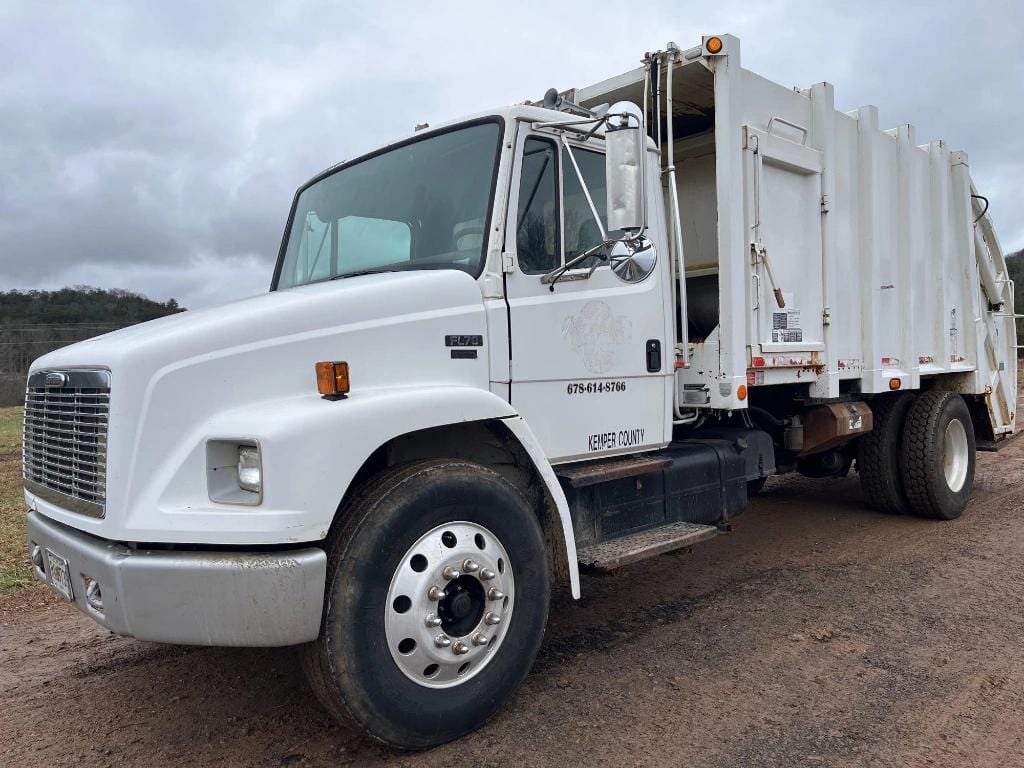 2004 Freightliner FL70 Equipment Image0
