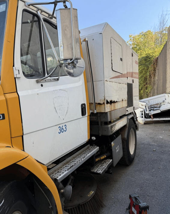 Image of Freightliner FL80 equipment image 1