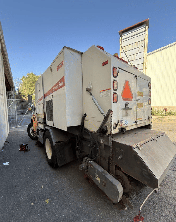 Image of Freightliner FL80 equipment image 3