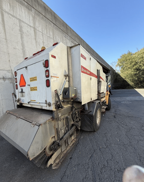 Image of Freightliner FL80 equipment image 4