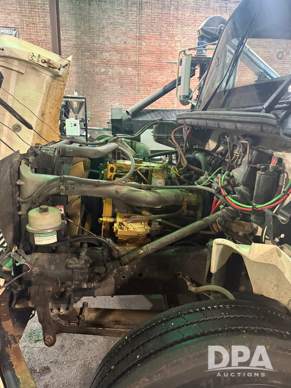 Image of Freightliner FL80 equipment image 3