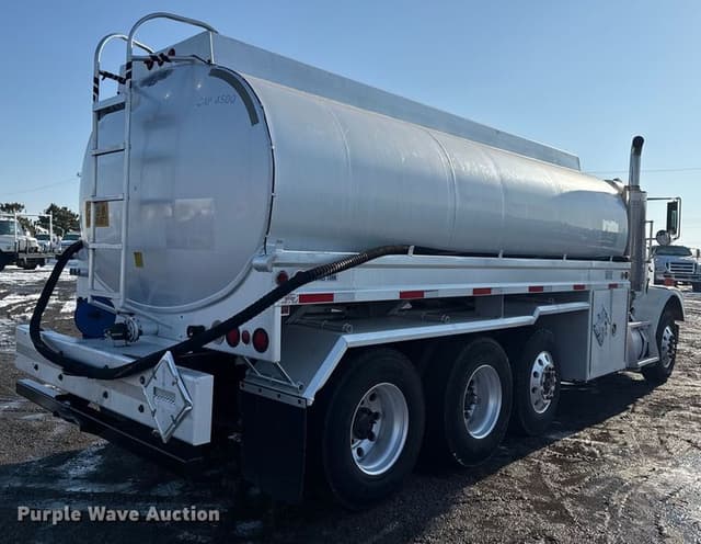 Image of Freightliner FLD112 equipment image 4