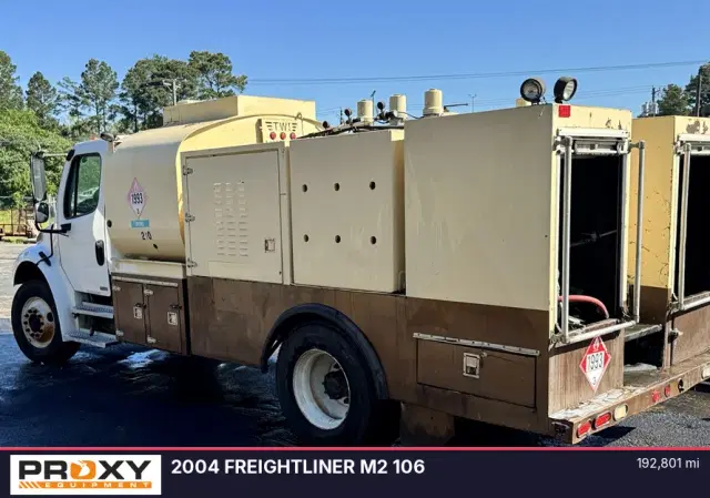 Image of Freightliner M2 106 equipment image 2