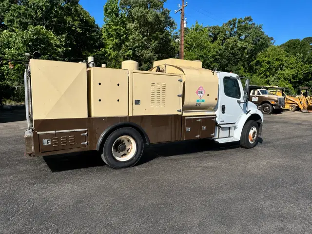 Image of Freightliner M2 106 equipment image 4