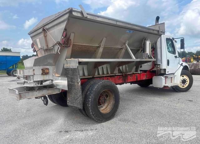 Image of Freightliner M2 106 equipment image 4
