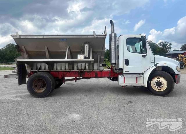 Image of Freightliner M2 106 equipment image 3