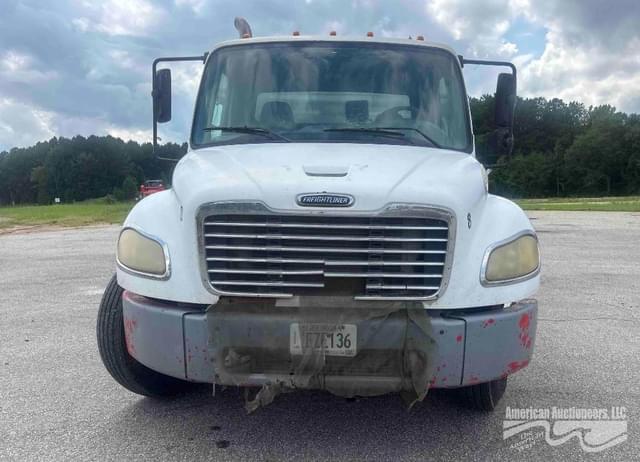 Image of Freightliner M2 106 equipment image 1