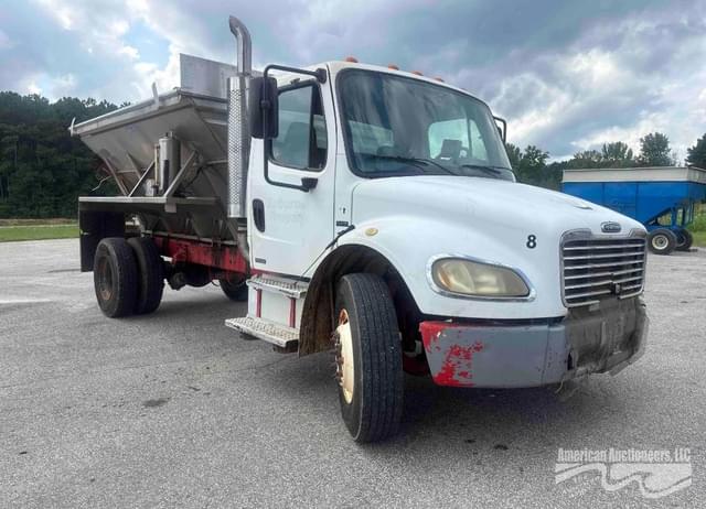 Image of Freightliner M2 106 equipment image 2