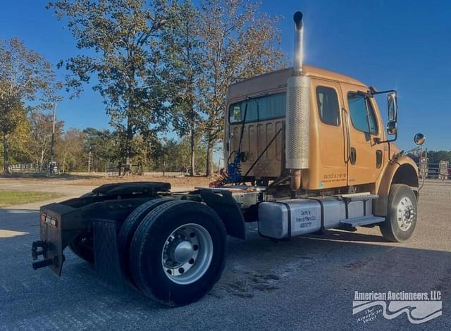 Image of Freightliner M2 106 equipment image 3