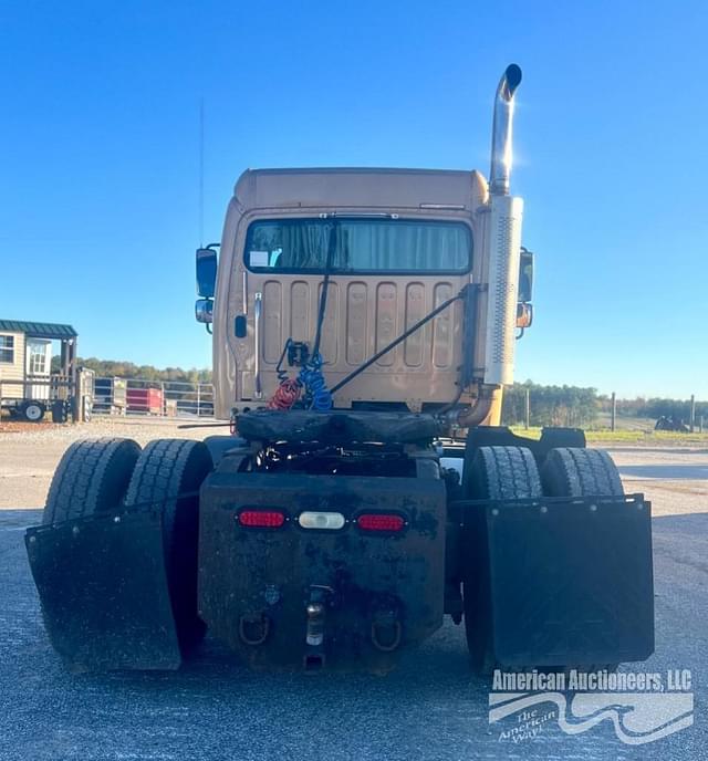 Image of Freightliner M2 106 equipment image 4