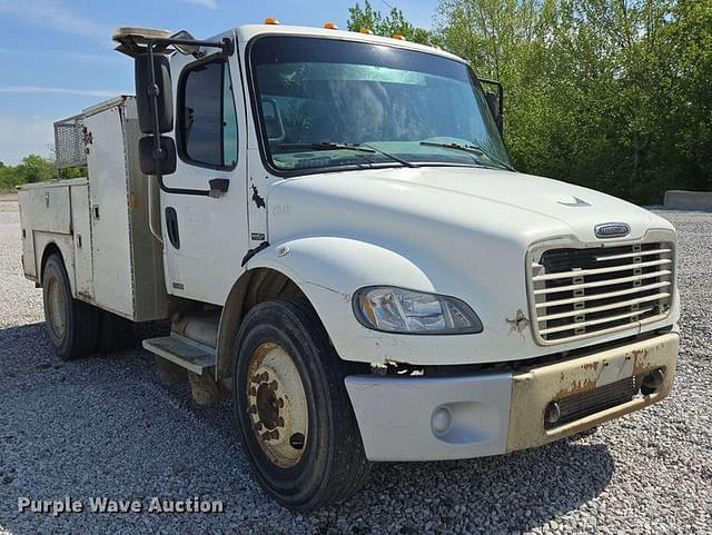 Image of Freightliner M2 106 equipment image 2