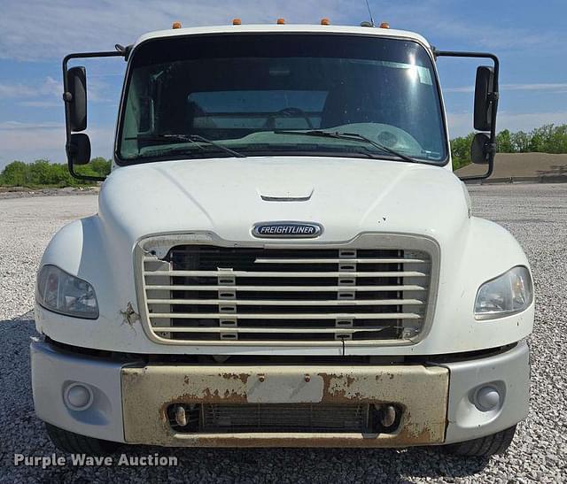 Image of Freightliner M2 106 equipment image 1