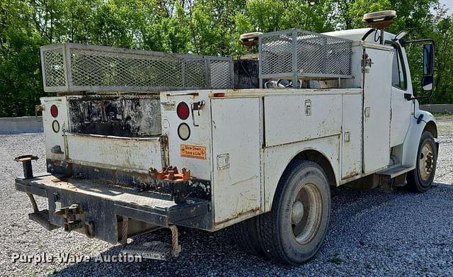 Image of Freightliner M2 106 equipment image 4