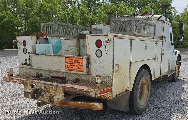 Image of Freightliner M2 106 equipment image 4