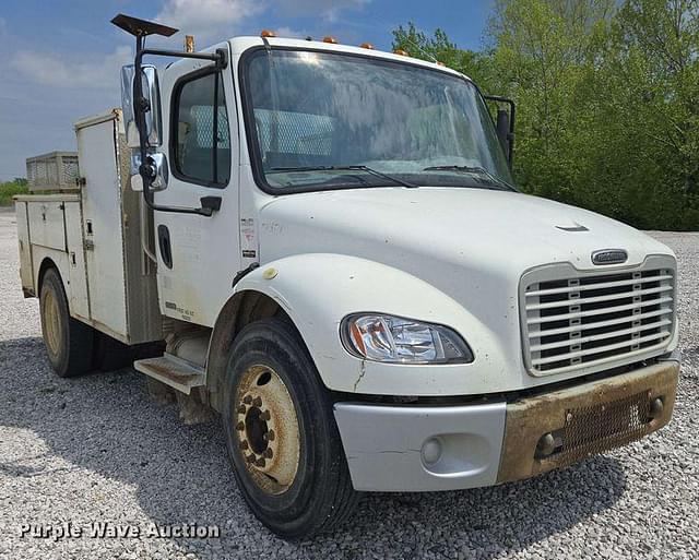 Image of Freightliner M2 106 equipment image 2