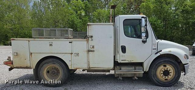 Image of Freightliner M2 106 equipment image 3
