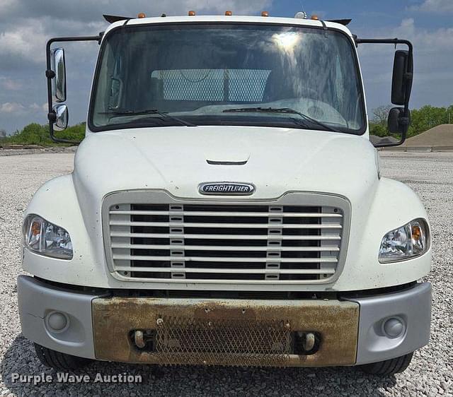 Image of Freightliner M2 106 equipment image 1