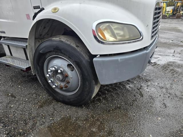 Image of Freightliner M2 equipment image 4