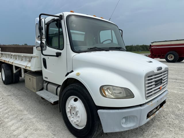 Image of Freightliner M2 equipment image 3