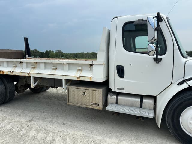 Image of Freightliner M2 equipment image 4