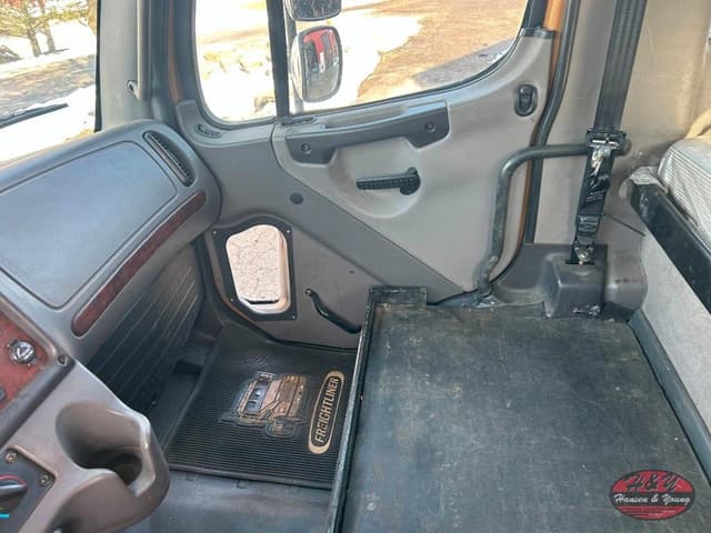 Image of Freightliner M2 equipment image 4