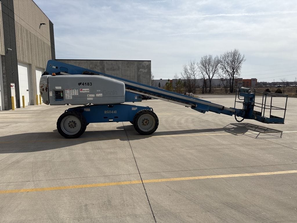 2004 Genie S-60 Equipment Image0