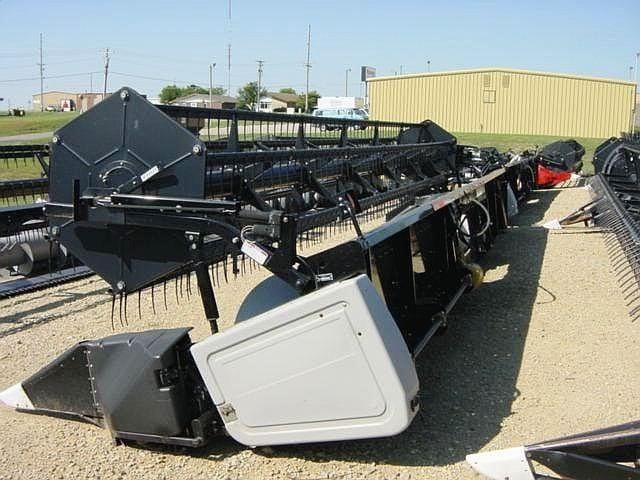 2004 Gleaner 8000 Equipment Image0